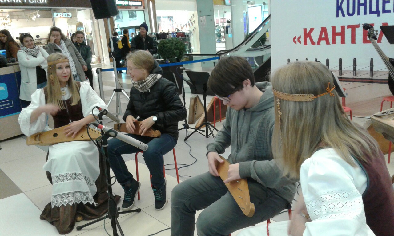 Kantele master class at the shopping mall in Petrozavodsk