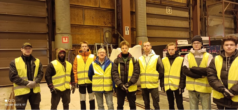 Kainuun Ammattiopiston metallialan opiskelijat vierailevat Skodan tehtaalle.